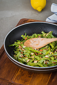 青豆加烤杏仁坚果午餐沙拉木头美食蔬菜健康饮食小吃平底锅图片