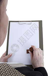 手放在剪贴板上的纸页商业办公室补给品文档邮票人士女士塑料文书白色图片