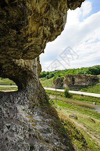 摩尔多瓦布提斯提村附近的Taltre洞穴地质学历史岩石山脉珊瑚编队石窟溪流石灰石村庄图片