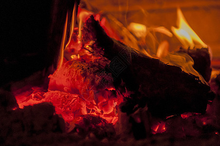 在壁炉中的林木营火危险活力辉光黄色燃烧橙子火炉黑色红色图片