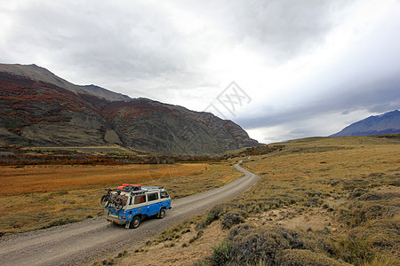 阿根廷和智利附近美丽的景观荒野顶峰旅游岩石风景边界舞步蓝色反射国家图片