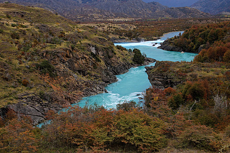 美丽的蓝贝克河 智利帕塔哥尼亚的人心旅游荒野瀑布内夫漂流溪流流动蓝色旅行图片