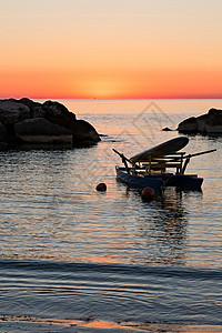 日出前在海中停泊的佩达洛图片