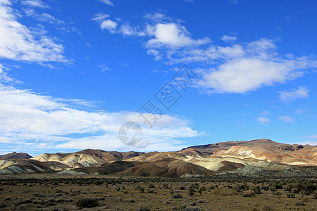 阿根廷丘布特河谷美丽的荒地旅行远足旅游风景山脉侵蚀爬坡编队游客地质学图片
