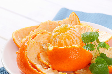 剥皮的橘子 装在皮里盘子水果柑桔食物白色图片