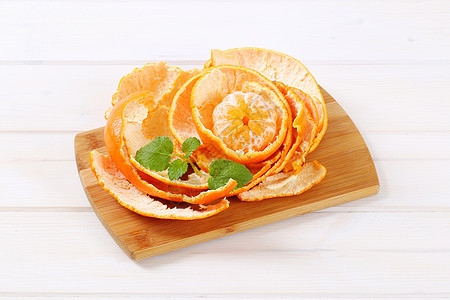 剥皮的橘子 装在皮里水果柑桔砧板食物图片