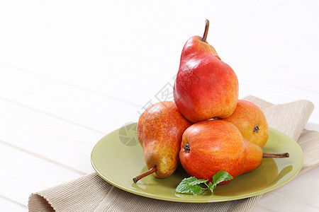 成熟的红梨绿色食物盘子小吃餐垫水果甜点收成团体褐色图片