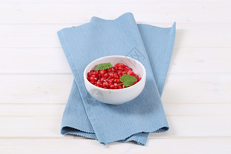 碗石榴种子餐垫水果情调食物甜点白色蓝色异国红色团体图片