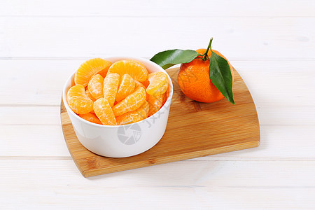 整橘子加切片沙拉白色食物去皮砧板片段水果图片