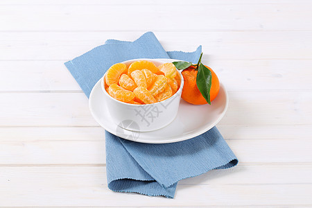 整橘子加切片沙拉食物片段去皮餐垫盘子折叠白色水果蓝色图片