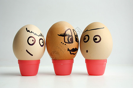长着面孔的鸡蛋 爱情的概念情感友谊乐趣创造力绘画艺术微笑白色食物杯子图片