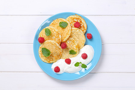 美式煎饼加酸奶和草莓食物水果白色高架小吃奶油油炸背景蓝色盘子图片