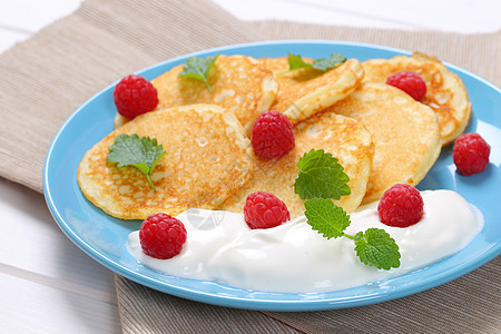 美式煎饼加酸奶和草莓早餐盘子油炸小吃水果蓝色食物甜点奶油图片