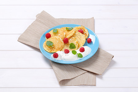 美式煎饼加酸奶和草莓折叠水果蓝色盘子甜点食物背景小吃油炸早餐图片