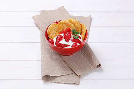 美国煎饼加酸奶和草莓食物折叠甜点褐色油炸小吃早餐背景奶油水果图片