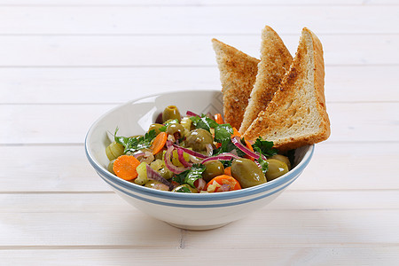 蔬菜沙拉加咸菜橄榄和吐司白色美食背景小吃食物芹菜面包香菜洋葱图片
