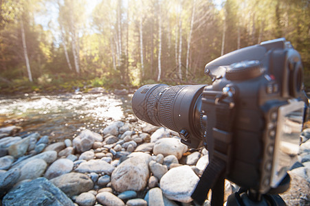 带有远光镜头的相机三脚架太阳蓝色屏幕艺术展示日落摄影师单反后台图片