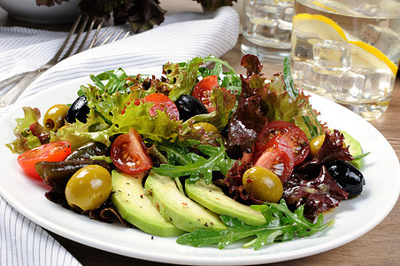 夏季沙拉     用鳄梨 橄榄 西红柿蔬菜小吃香料食物午餐胡椒糖尿病时间火箭营养图片
