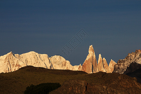 日出时的塞罗托雷山脉 阿根廷巴塔哥尼亚旅游蓝色顶峰山脉晴天森林天空风景首脑地标图片