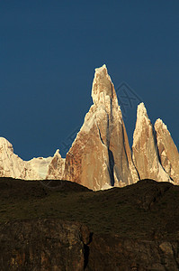 日出时的塞罗托雷山脉 阿根廷巴塔哥尼亚首脑日落旅行蓝色顶峰森林挑战晴天山脉国家图片