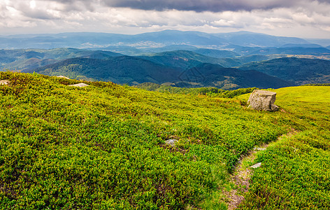 穿过山脊 从山坡下行走旅游绿色小路远足踪迹冒险巨石场景旅行图片