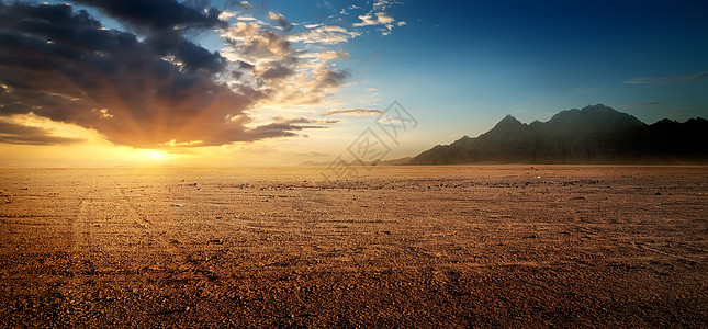 埃及岩礁沙漠假期太阳全景地平线爬坡阳光荒野旅游蓝色日落图片