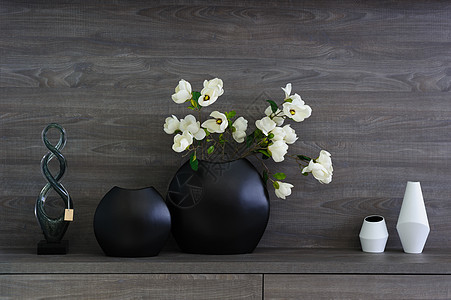 深木制架上的装饰花瓶和鲜花图片