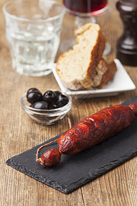 黑板上的西班牙辣椒香肠起动机小吃木板食物玻璃面包胡椒牛肉烹饪木头图片
