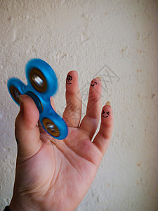手持移动 Fiddget 滑动器童年手指游戏旋转器爱好孩子们指尖蓝色塑料陀螺图片