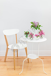 带有桌 椅子和春花的优雅内衣及餐桌 椅子和春花图片