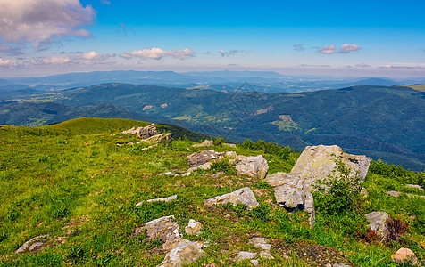 夏季喀尔巴阡山与巨石一起草原旅行山坡天空草地石头边缘风景环境晴天绿色图片