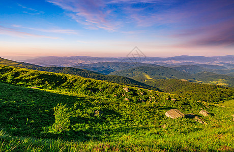 夏季喀尔巴阡山与巨石一起草原晴天绿色风景岩石石头旅行边缘环境草地天空图片