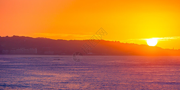 日出时的海面悬崖 天空和海洋海岸旅行基础设施全景地标游客紫色吸引力支撑蓝色运输图片