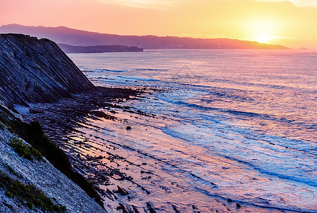 日出时的海面悬崖 天空和海洋海岸观光海岸线波浪日落紫色旅行游客蓝色吸引力全景图片