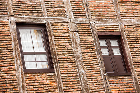 旧房子墙壁和窗户反倒的窗面图片