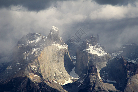 智利帕塔哥尼亚国家公园山脉戏剧性旅游高地天空国家岩石悬崖风景地标图片
