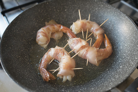 培根包装虾海鲜盘子对虾午餐食物油炸蔬菜小吃贝类美食图片