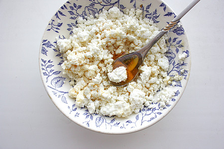 在白色背景的盘子上弯曲的碎屑流动午餐食物小吃金子饮食早餐营养奶油农场图片
