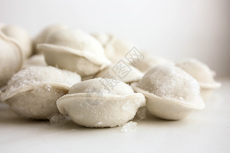 白色背景上的冷冻子食物面团水饺文化烹饪美食厨房饺子面粉午餐图片