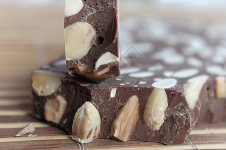 带坚果的破碎巧克力棒美味糖果巧克力酒吧小吃可可食物牛奶棕色营养图片