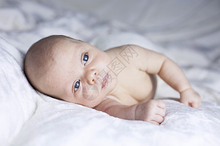 白毯子上美丽的女婴新生儿孩子身体宝贝女儿婴儿白色护理女孩童年图片