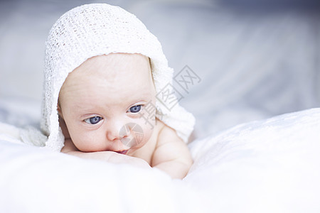 白毯子上美丽的女婴蓝色白色宝贝生活眼睛新生婴儿护理孩子身体图片