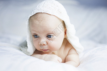 白毯子上美丽的女婴女儿护理身体童年新生儿孩子生活皮肤女孩眼睛图片