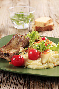 烤猪排和土豆泥绿色面包猪肉泥状食物午餐沙拉小菜蔬菜美食图片