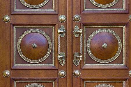 前门的特写视图古董青铜商业入口黄铜半月形财产木头窗户盒子图片