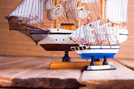 木制表格上的船舶模型遗产甲板桅杆右舷巡航工艺血管历史性车辆乡愁图片