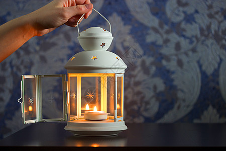 美丽的装饰灯笼或白铁蜡烛架白色玻璃壁灯烛台女性蜡烛星星图片