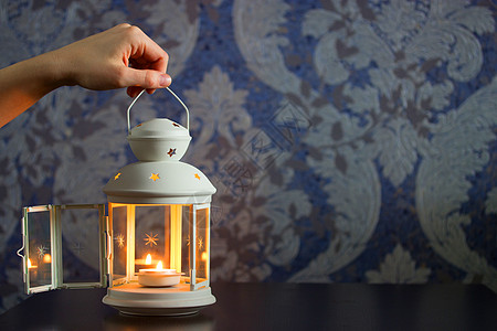 美丽的装饰灯笼或白铁蜡烛架壁灯蜡烛烛台玻璃白色女性星星图片