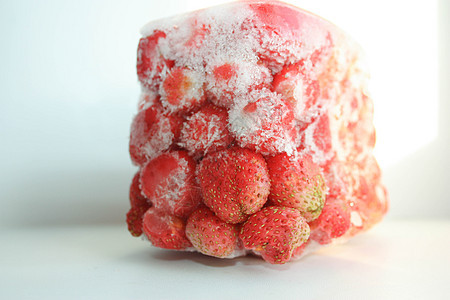 草莓大红冰图片