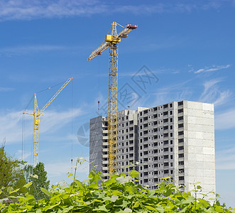 建造多层住宅建筑的两座高塔起重机混凝土钢筋混凝土块技术钢丝绳建造业城市发展系统楼板城市图片